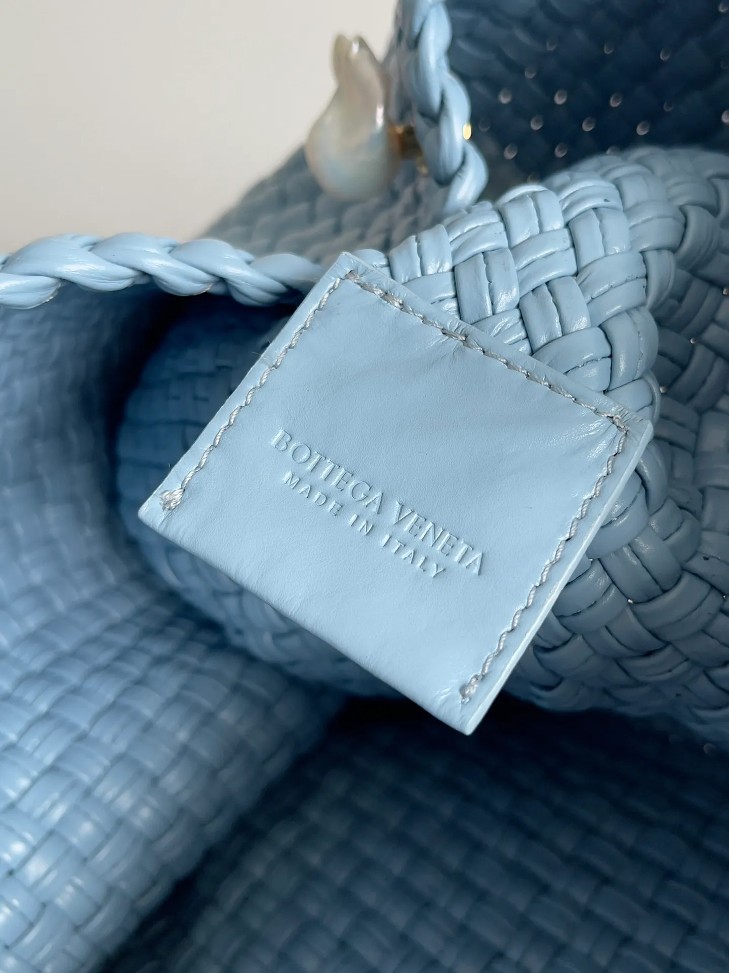 Batch 5760 BV collectible small woven handbags are really YYDS!! Bottega Veneta’s most classic small woven handbags are back! ! We use the highest quality leather with the highest craftsmanship❤️ to create the most precious works. We have created the original Intrecciato leather weaving process❤️ This unique traditional exclusive leather weaving method has not only become our logo but also the embodiment of the time-consuming and labor-intensive craftsmanship of our products❤️ The new TOSCA handbag must be a selection worth collecting🆕⚠️⚠️Babies, malachite and pearls can be sold separately and can be assembled by yourself Style number: 716974 Size: 27*9*18cm